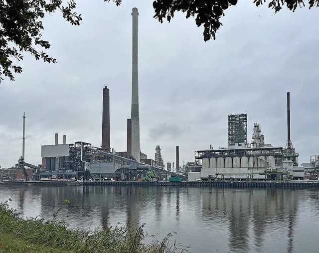 Oil refinery and power plant Holthausen near Lingen, Germany.