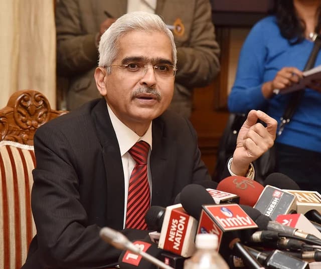 Shaktikanta Das, IAS, addressing a group of journalists at a press conference.