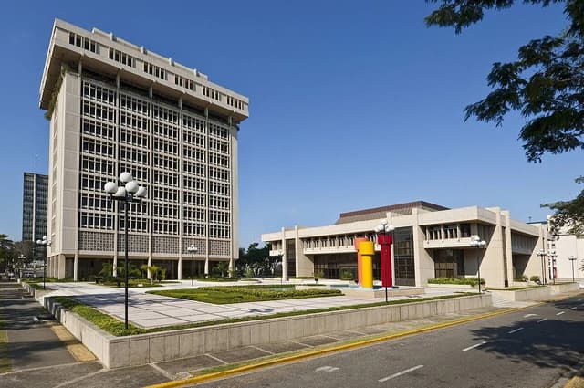 Exterior view of the Central Bank of the Dominican Republic building on a sunny day.