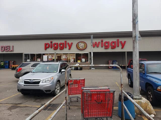 Exterior of a Piggly Wiggly grocery store in Point Pleasant, West Virginia.