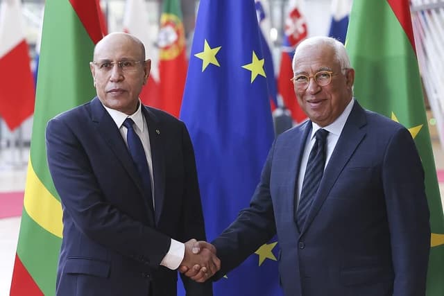 President Costa shakes hands with the President of Mauritania at an official event.