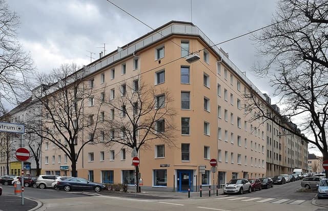 Apartment building with pale yellow external insulation on Rotenmühlgasse 13, Vienna, Austria.