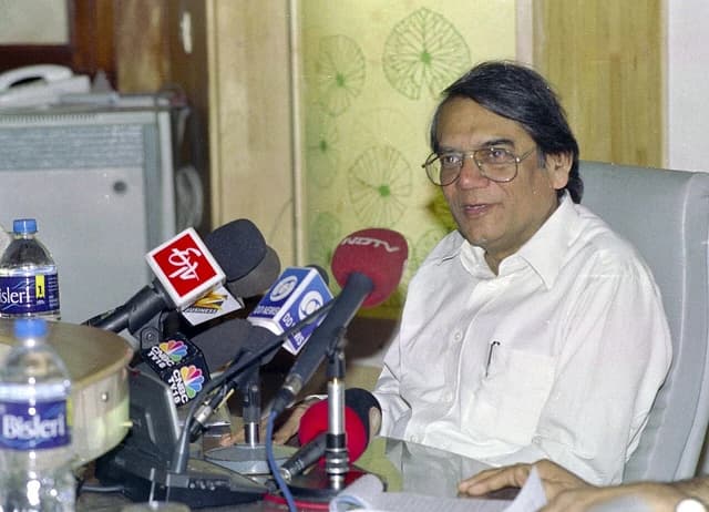 Shri Rakesh Mohan, Secretary of Ministry of Finance, briefing the press in New Delhi.