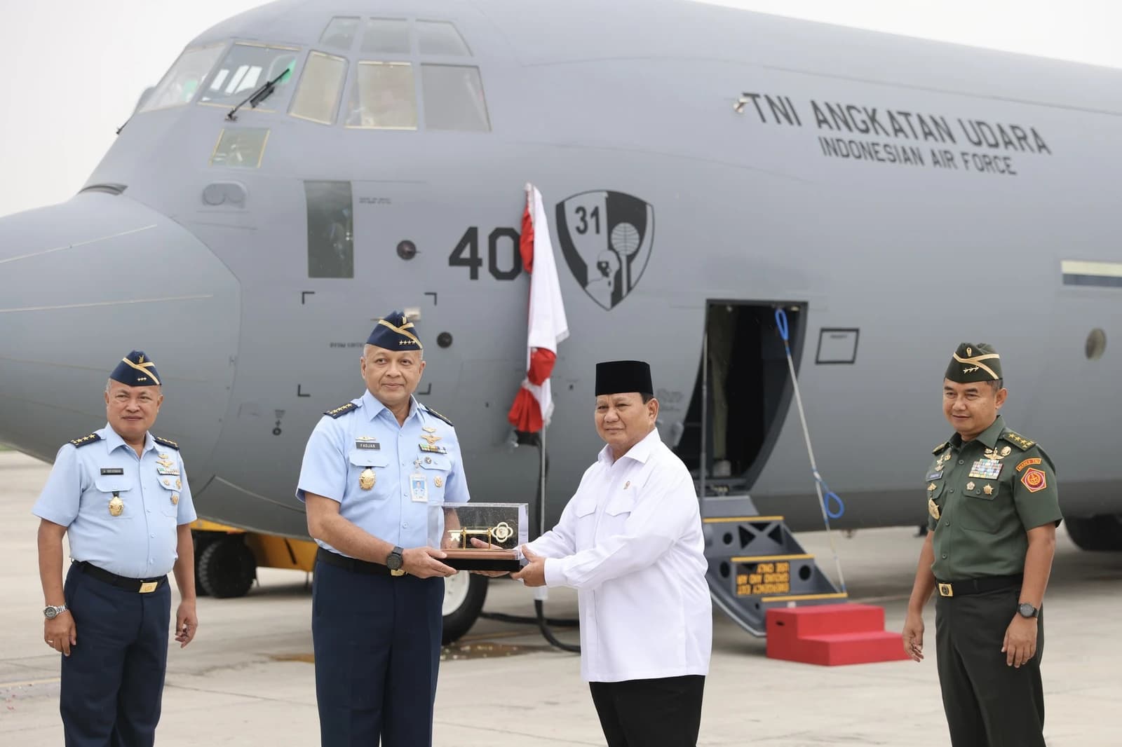 Prabowo Subianto, Indonesian Minister of Defense, presenting an award to an air force officer.