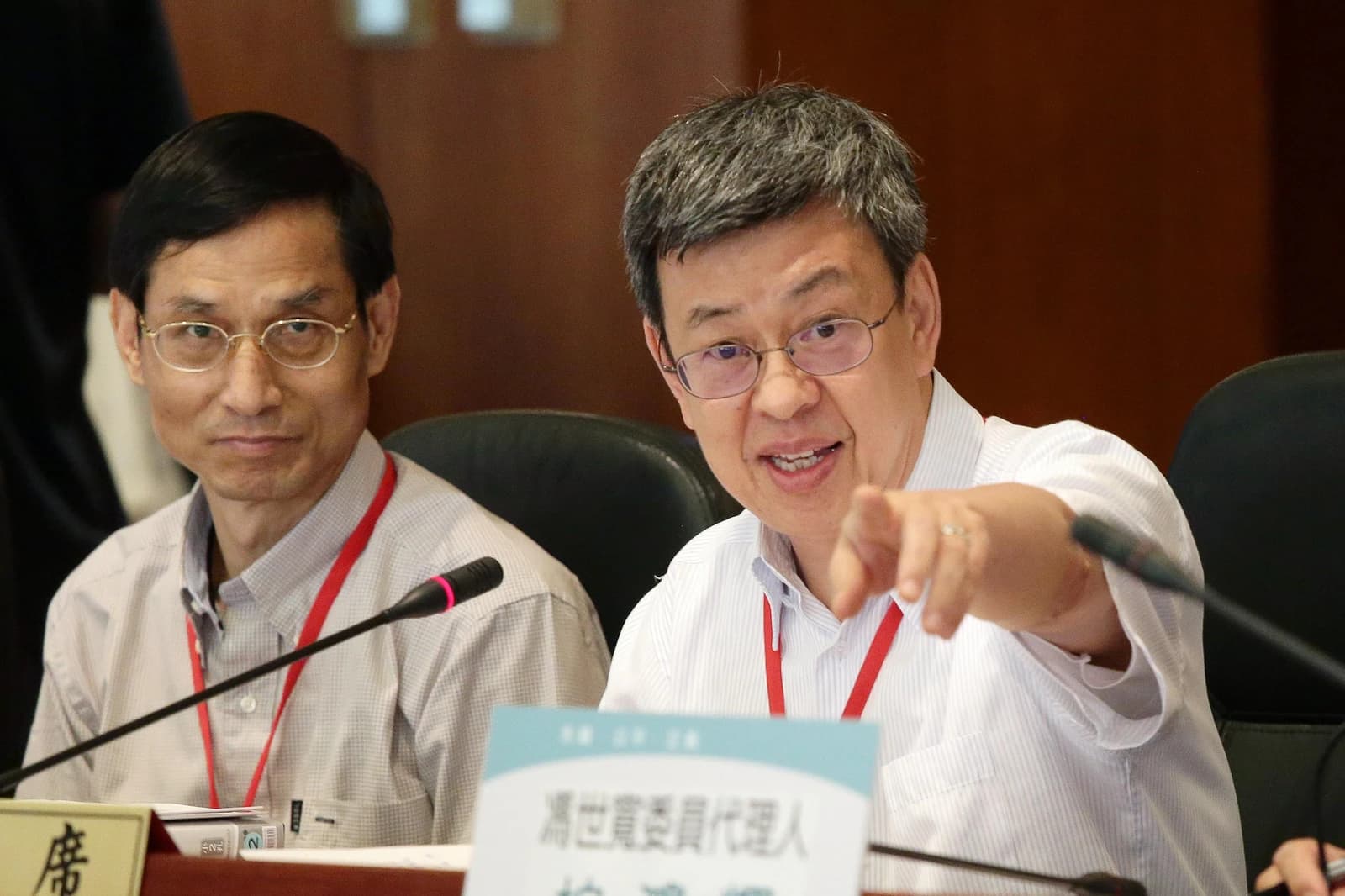 Taiwanese Vice President Chen Chien-jen and Minister Lin Wan-i at a conference table.