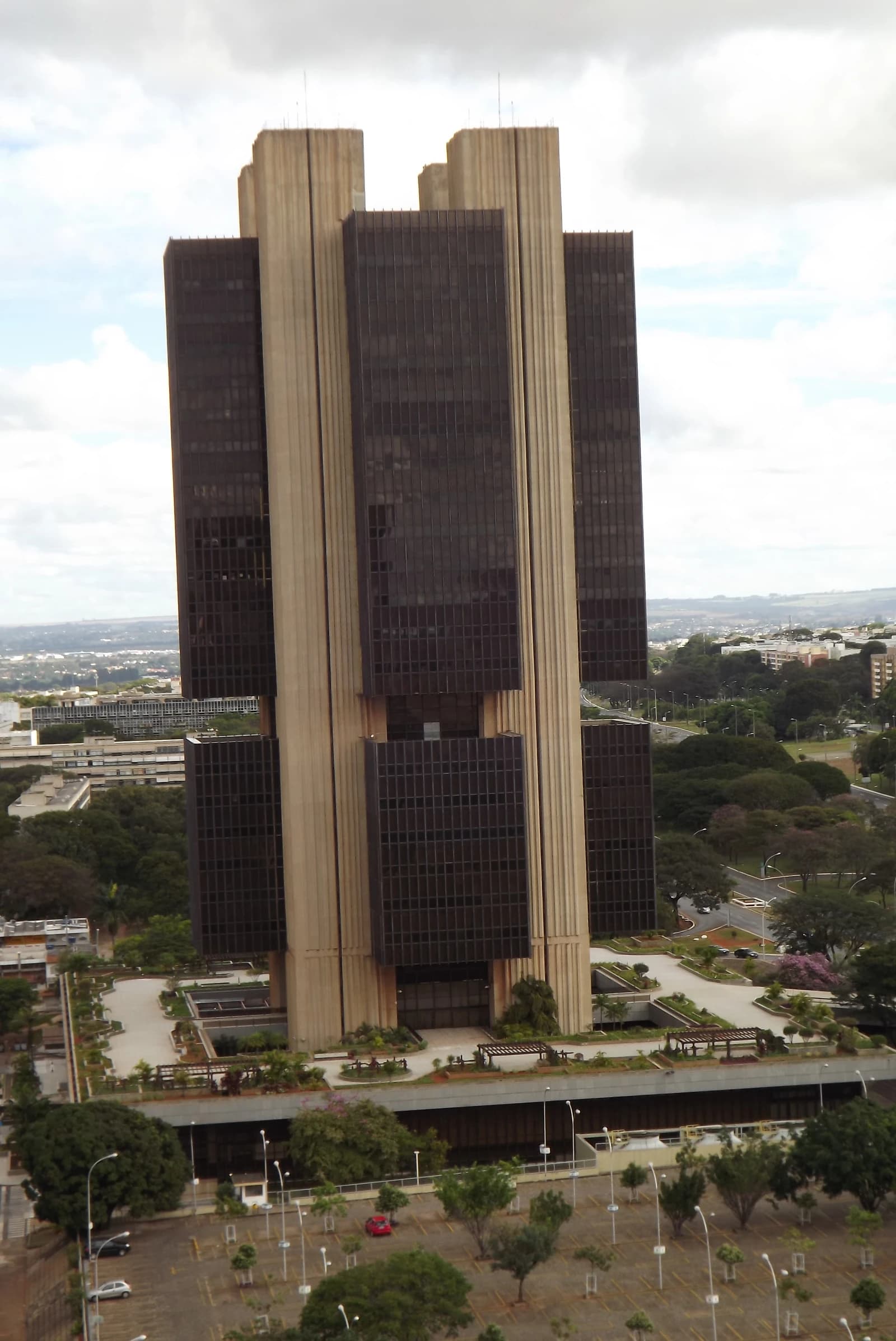 Exterior view of the Banco Central do Brasil building, an tall concrete and glass structure.