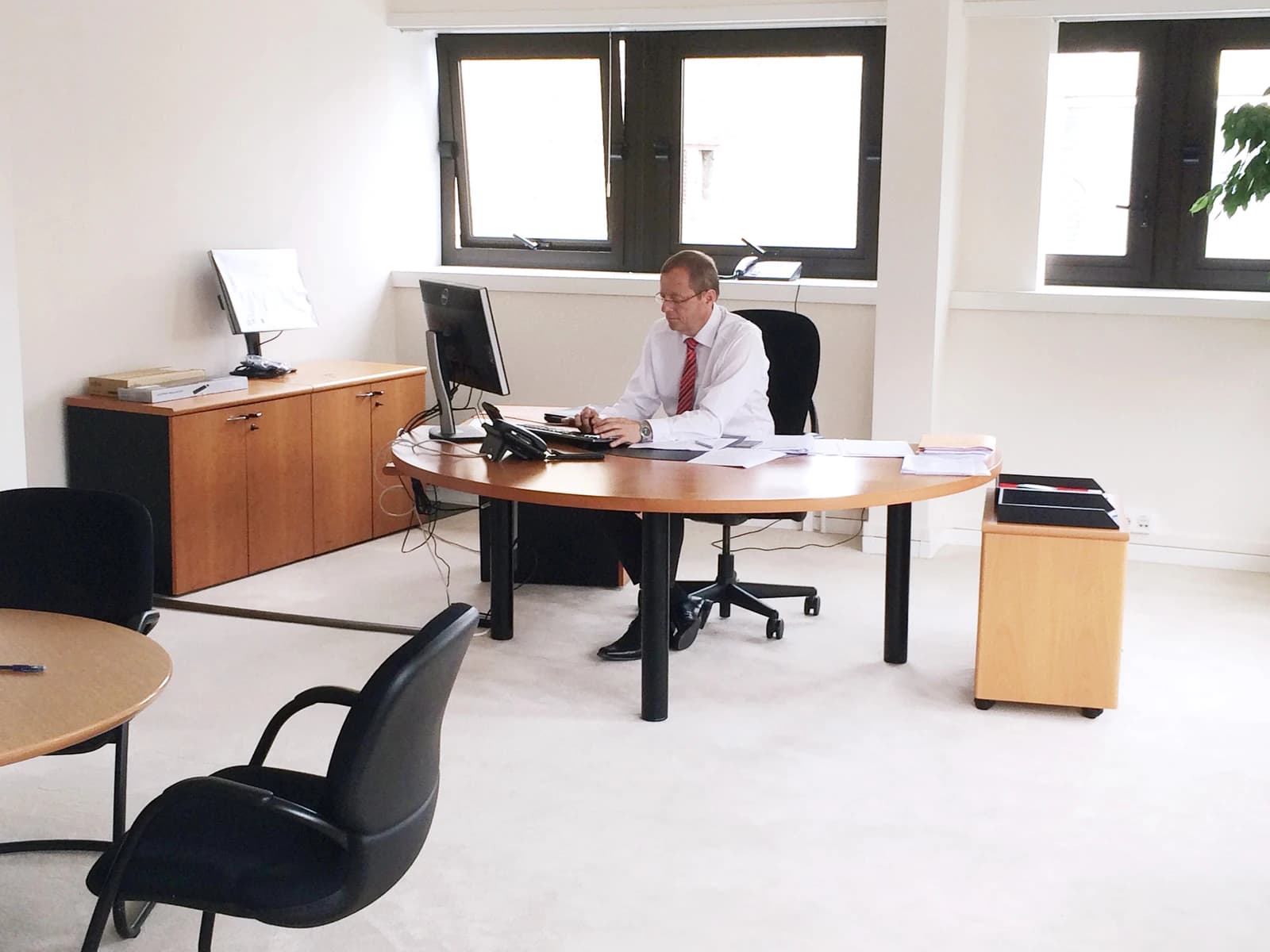 Jan Woerner, Director General of the ESA, working at a computer in an office.