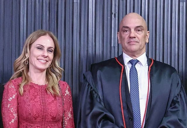Alexandre de Moraes, a Supreme Court Justice, stands next to Viviane Barci.