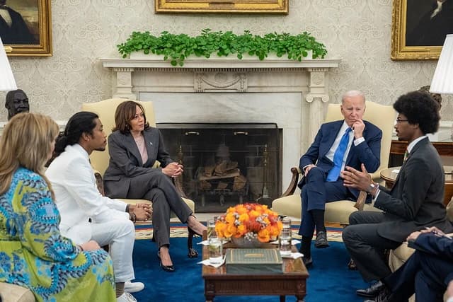 President Joe Biden, Vice President Kamala Harris, Justin Pearson, Gloria Johnson, and Justin Jones in the Oval Office.