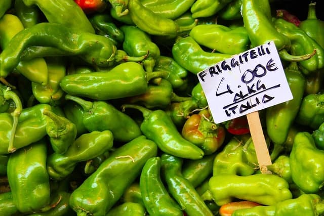 Friggitelli green sweet chili peppers with a price tag for 4.00€ per kilogram.