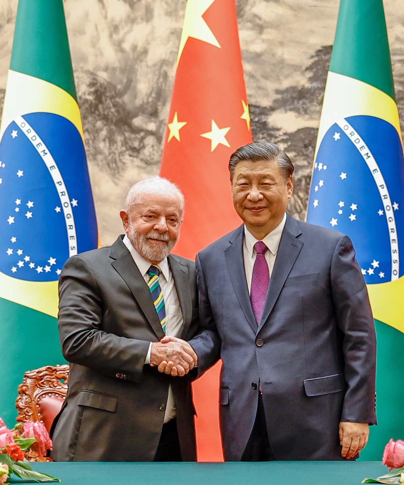 Brazilian President Luiz Inácio Lula da Silva shakes hands with Chinese President Xi Jinping.