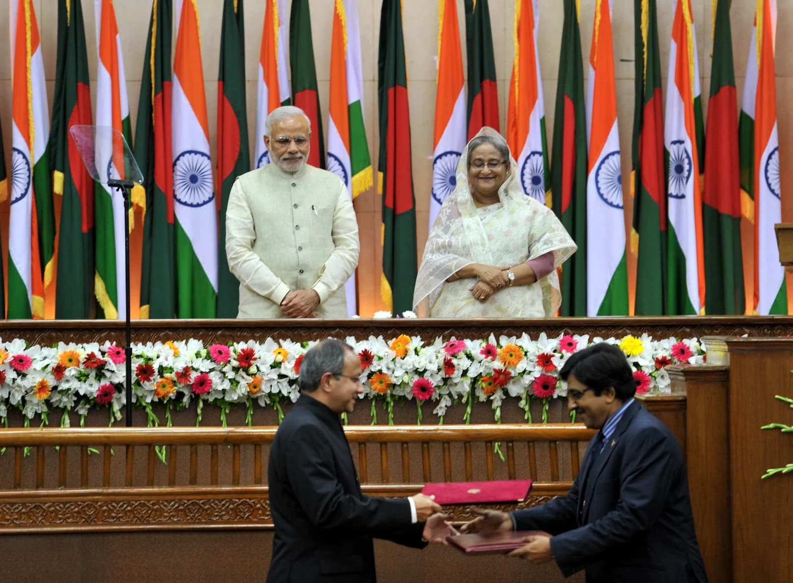 Narendra Modi and Sheikh Hasina observe agreement exchange between India and Bangladesh.