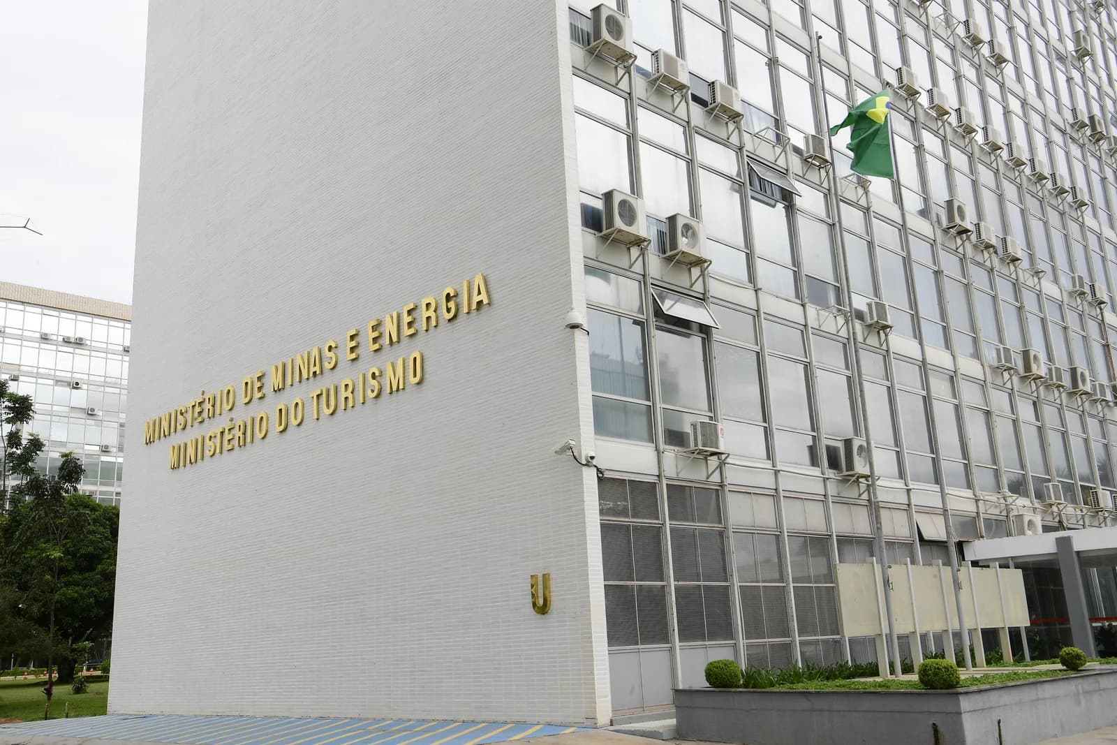 Exterior of the Brazilian Ministry of Mines and Energy building with a Brazilian flag.