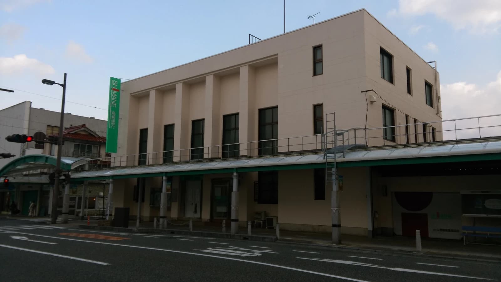 Exterior view of the Shimane Bank Tottori Branch building, taken from across the street.