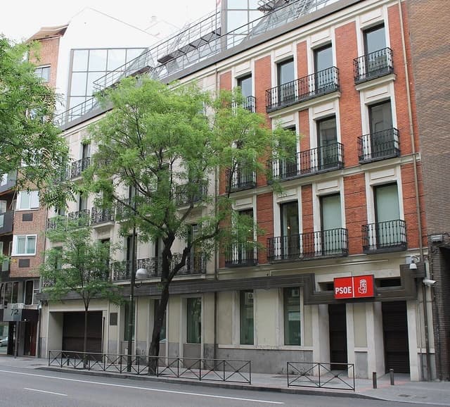 Exterior of the PSOE headquarters building on a street in Madrid.