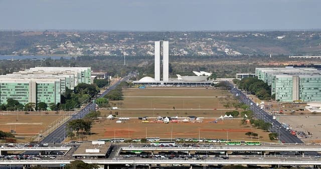 Aerial view of Brasília's Eixo Monumental with National Congress and Ministry buildings.