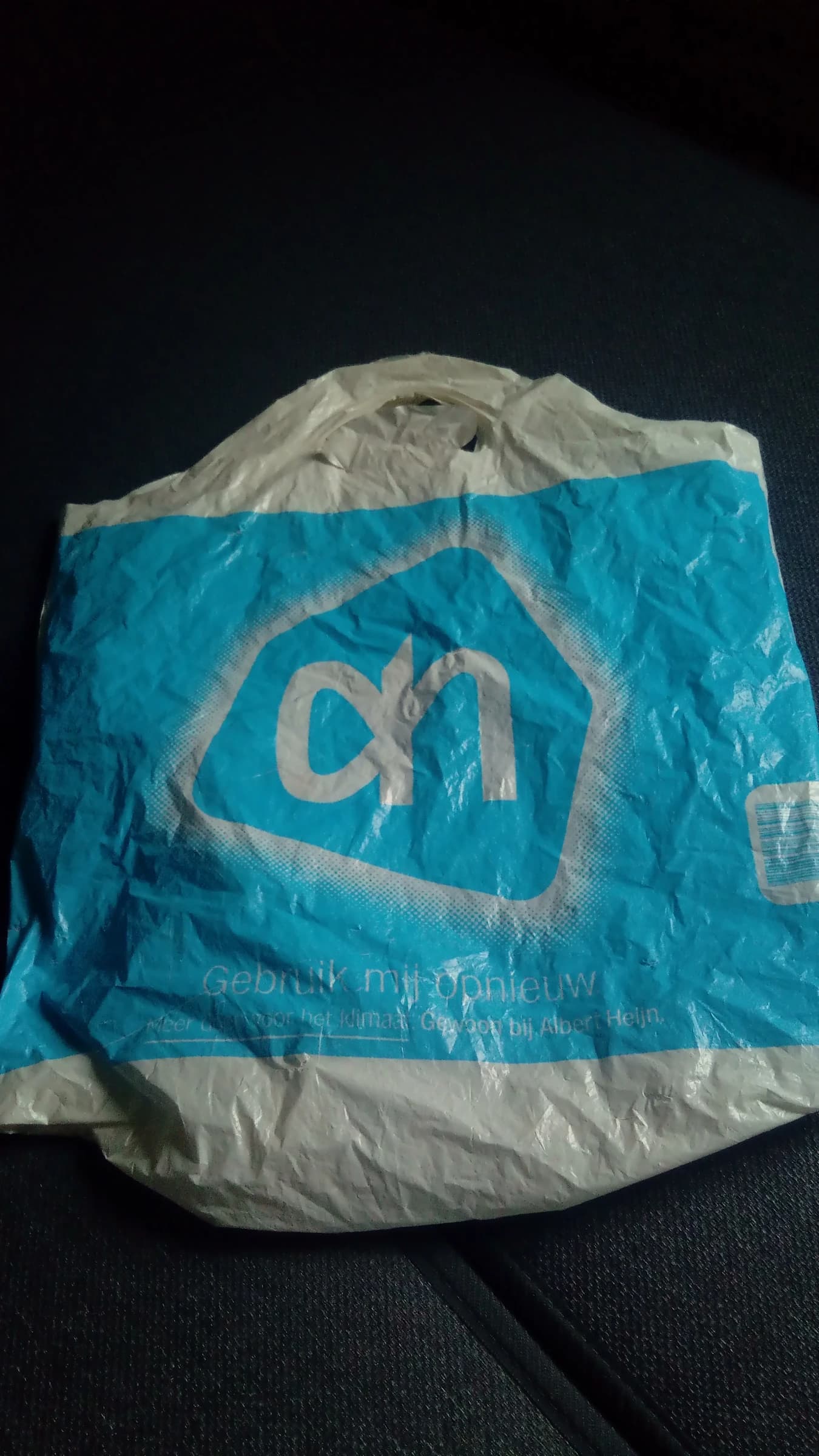 An Albert Heijn small shopping bag with its logo and Dutch text.
