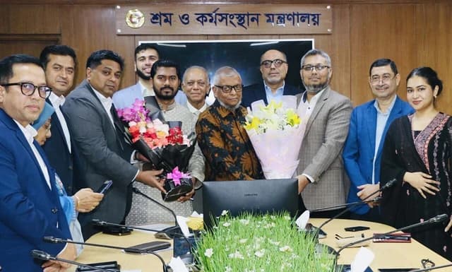 Minister Ariful Haque Chowdhury and State Minister Md Nurul Haque with Bangladesh Employers Federation members.