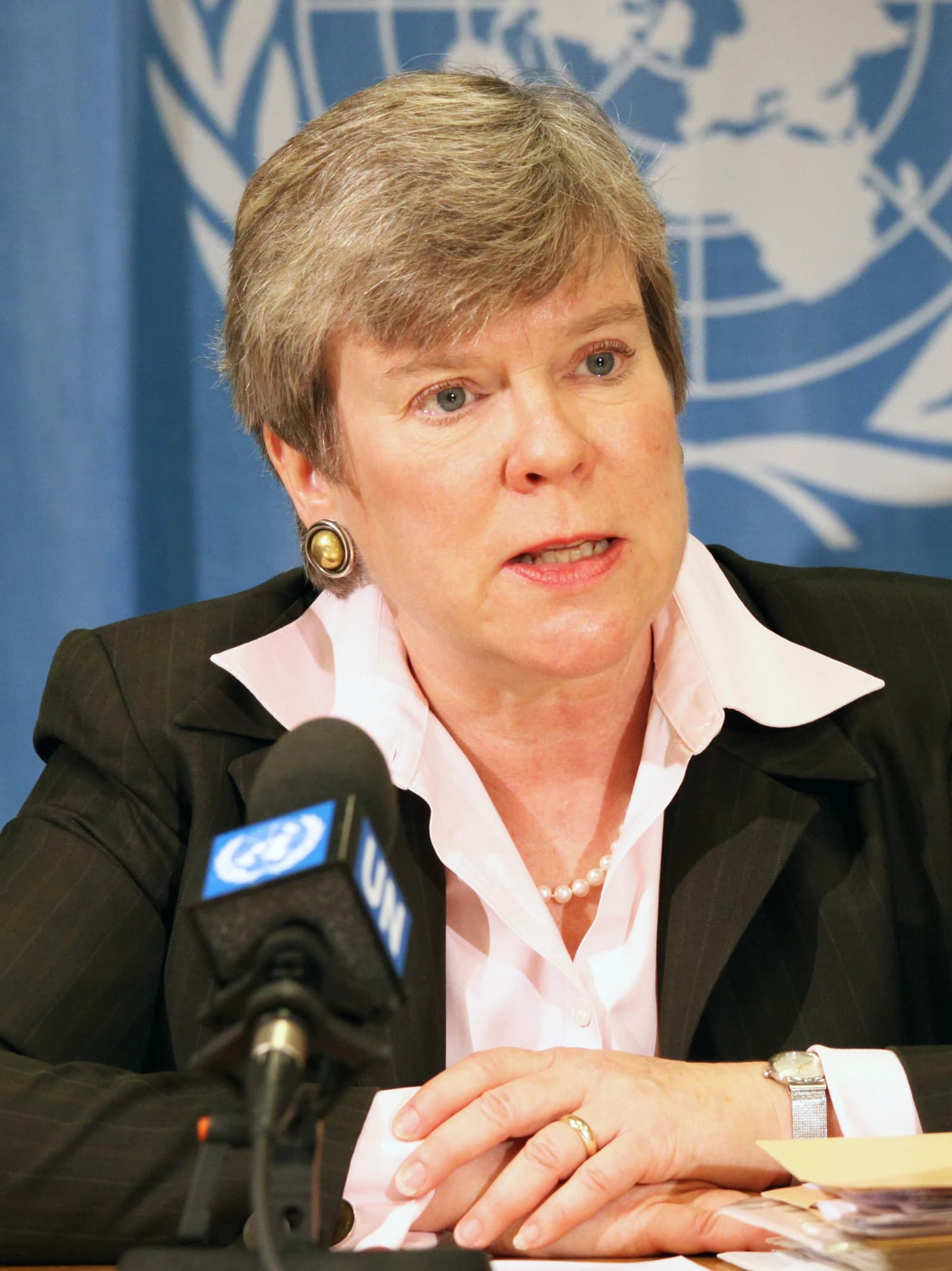 Rose Gottemoeller speaking into a UN microphone at a press conference.