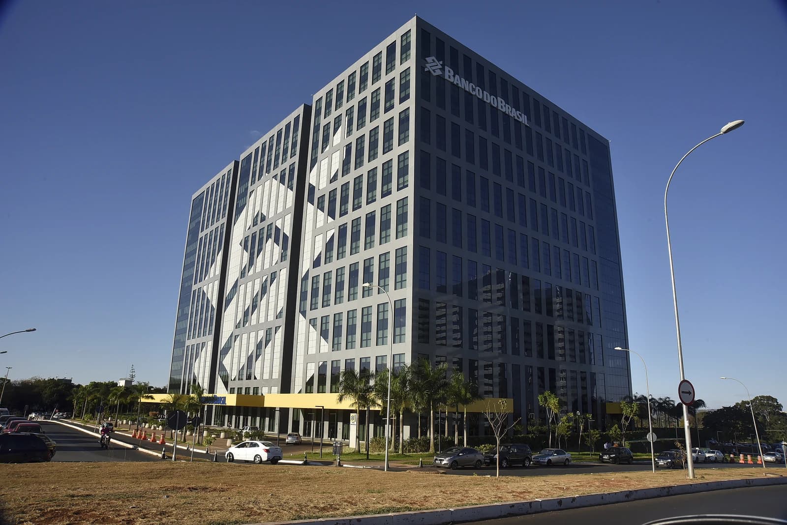 Exterior of the Banco do Brasil headquarters building in Brasília against a clear blue sky.