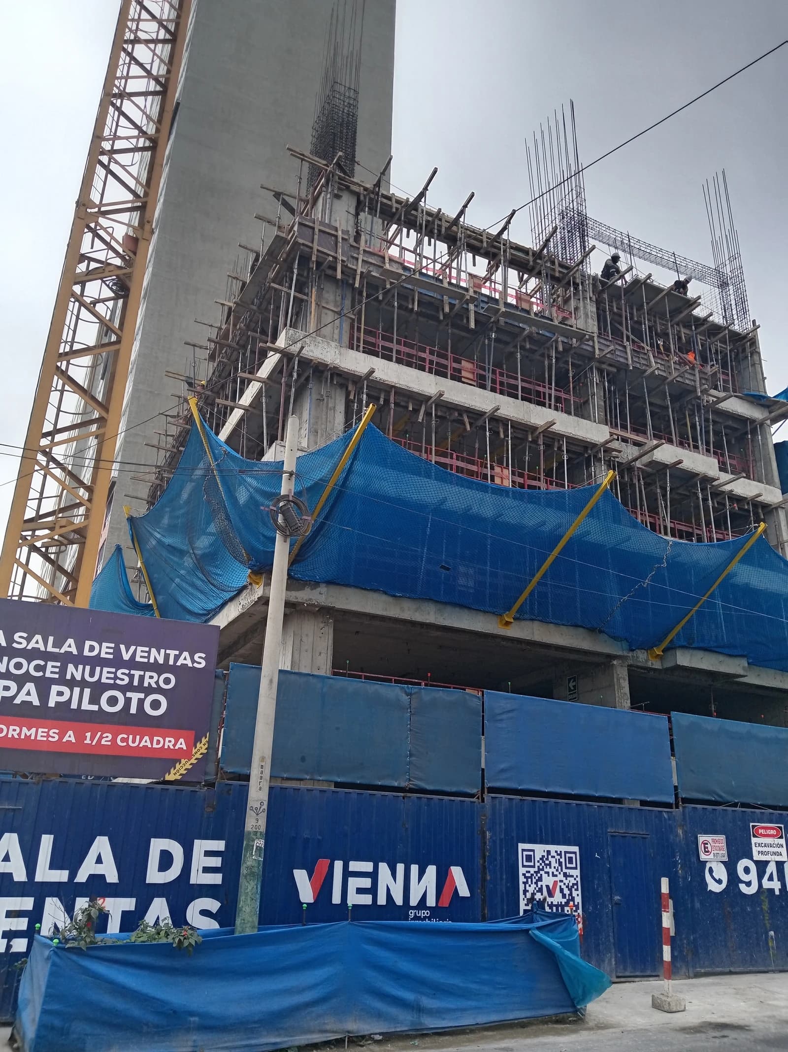 Construction workers on scaffolding at the Sukha building site in Piura.