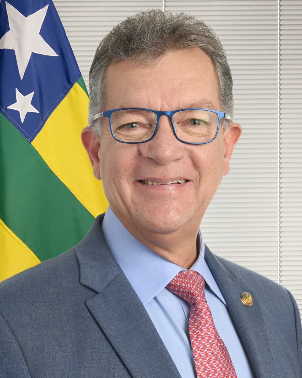 Laércio Oliveira, a Brazilian senator, smiling in an official portrait setting.