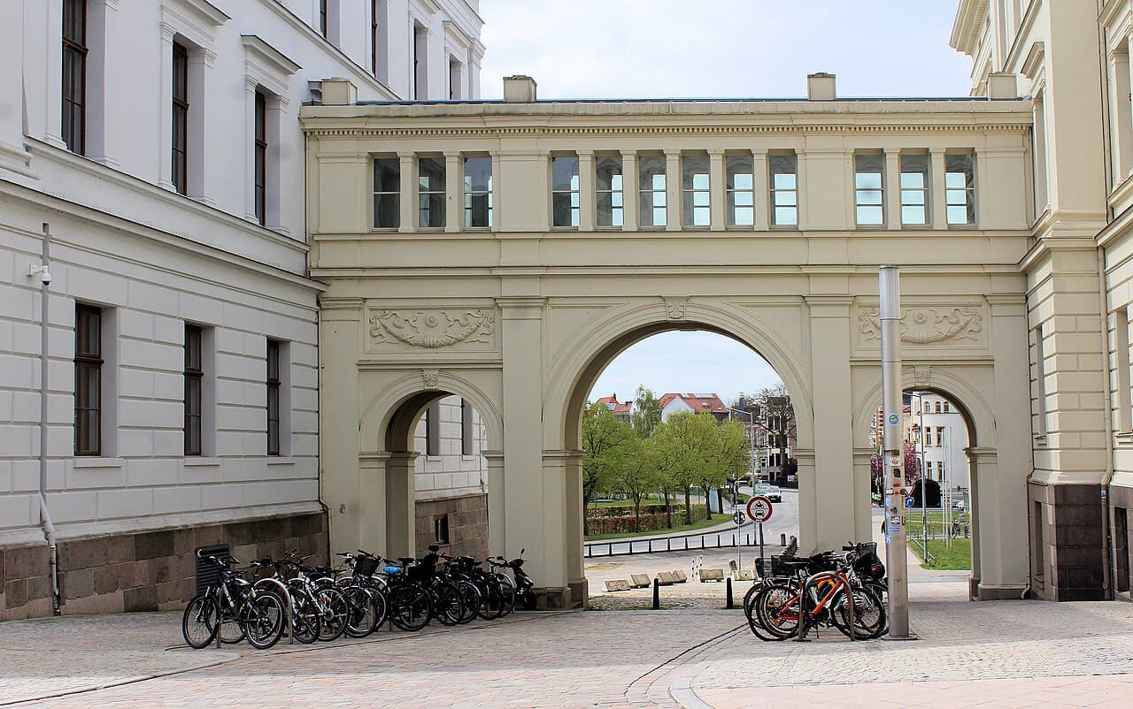 Staatskanzlei des Landes Mecklenburg-Vorpommern building exterior with an archway and bicycles.